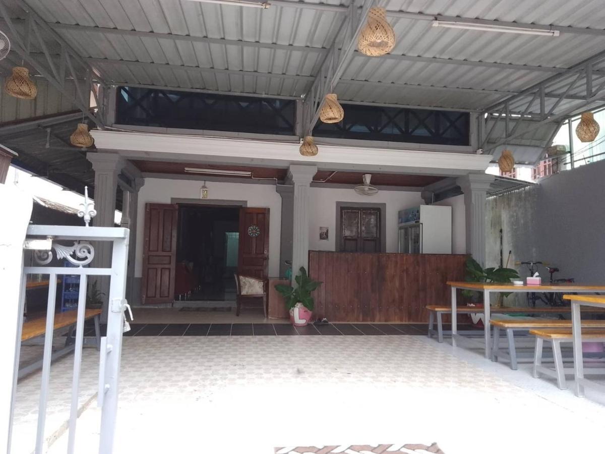 Funny Backpacker Hostel Луанг Прабанг Екстериор снимка